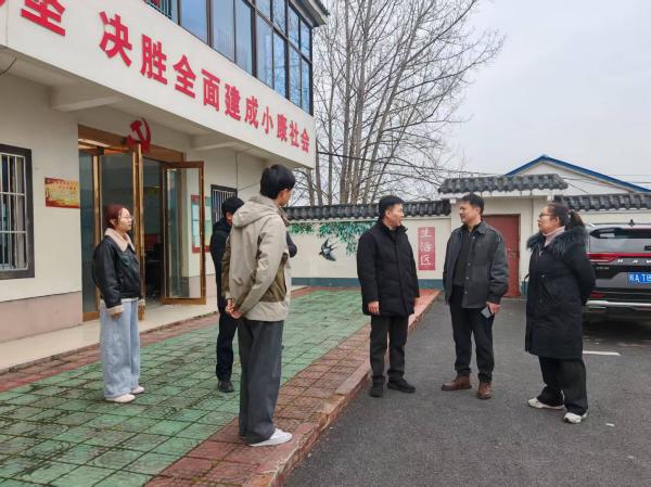 市医保局党组书记、局长方鹏凯看望慰问驻村工作队及困难群众