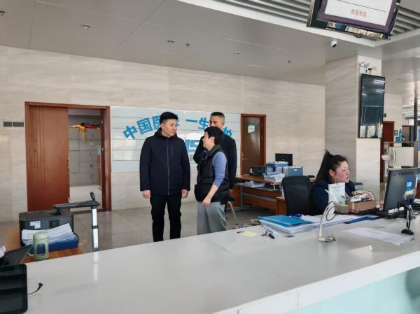 节前慰问暖一线 医保服务守民生